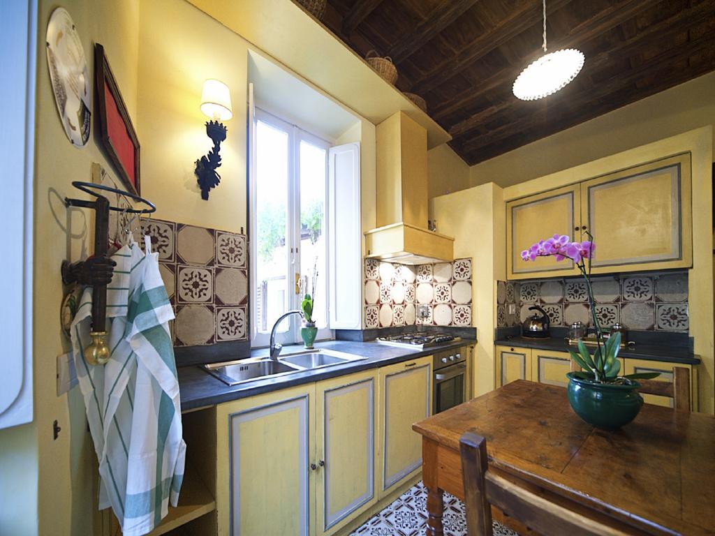 Charming Trastevere Apartment Рим Экстерьер фото