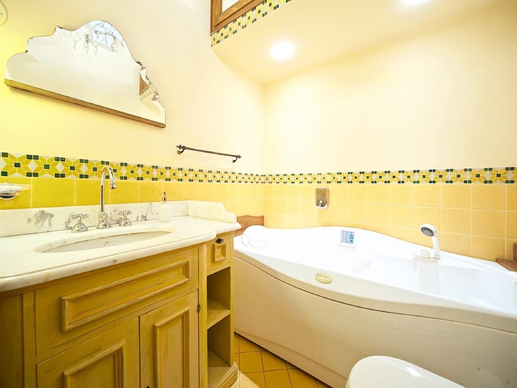 Charming Trastevere Apartment Рим Экстерьер фото